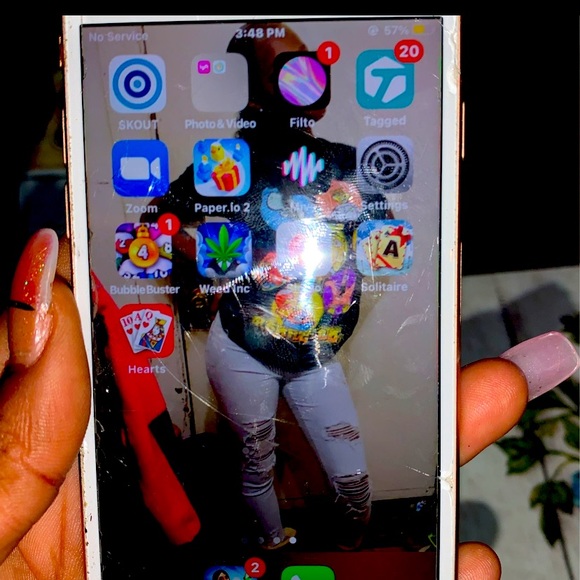 iPhone 8 for sale unlocked no cracks works perfectly fine color rose gold - Picture 4 of 4